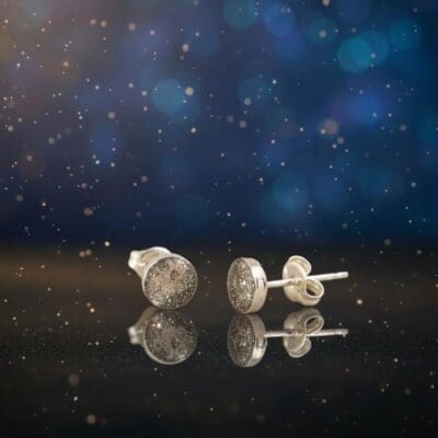 Ohrstecker Gemini S – 4 mm, 925 Silber mit Meteoritenstaub