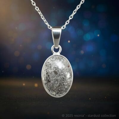 Amulett Ceres – Ovaler Meteoritschmuck mit Sternenstaub, 925 Silber